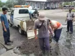 Jalan Rusak di Dekat Terminal Leuwiliang Bogor Mengkhawatirkan Akibat Banyak Berlubang.