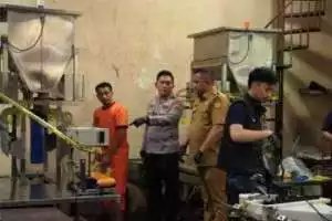 Kapolres Bogor Dan Jajaran Bersama Bupati Kabupaten Bogor  Sidak Pabrik Minyak Goreng, Ungkap Praktik Pengemasan Ulang Minyakkita Ada Pengurangan Isi Takaran Dalam Kemasan Pouch.