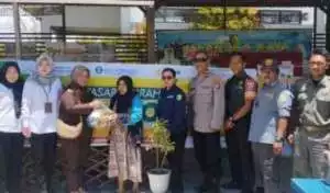 Babinsa Koramil 1016-01/Phd Monitoring Kegiatan Pasar Murah.