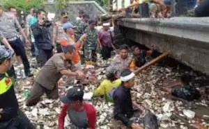 Gubernur Jawa Barat, Dedi Mulyadi Didampingi Bupati Sukabumi, H.Asep Japar Membersihkan Sampah Yang Menumpuk Di Aliran Sungai Cipalabuan Pasca Banjir 