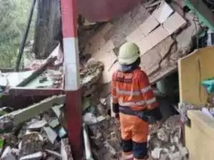 Akibat Hujan Deras, Rumah Tiga Lantai di Bogor Ambruk hingga Tutup Jalan.