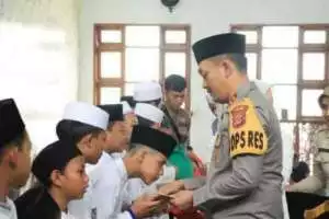 Kapolres Bogor Laksanakan Bansos Kepada Anak Yatim Menjelang Buka Puasa Di Mako Polres Bogor.