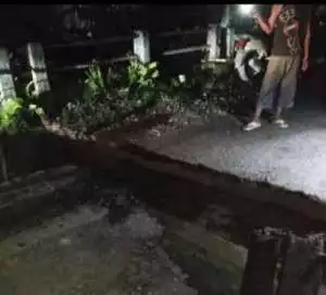 Jembatan di Desa Kandis Ambruk, Warga Harap Pemkab OKI Segera Bertindak
