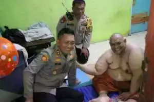 Kapolres Bogor Berikan Santunan Serta Dukungan Kepada Warga Penderita Obesitas Dibulan Suci Ramadhan 1446 H. 