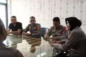 Bhabinkamtibmas Wilayah Hukum Polsek Ciawi Polres Bogor Monitoring Cek Pos Siskamling Sampaikan Pesan Ajak Jaga Kondusifitas Cegah Gangguan Kriminalitas.