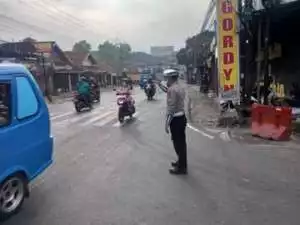Anggota Polsek Ciampea Polres Bogor Laksanakan Kegiatan Cooling Sistem Pengaturan Lalulintas di Bulan Ramadhan Wujud Pelayanan Publik Cegah Kemacetan Serta Tekan Angka Kecelakaan Lalu Lintas.