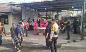 Kapospam Ops Ketupat Lodaya 2025 Serta Jajaran Wilayah Hukum Polsek Citeureup Bersama Ibu Ketua Sub Ranting Dan Bahayangkari Berbagi Takjil Untuk Warga Yang Akan Berbuka Puasa Ramadhan.