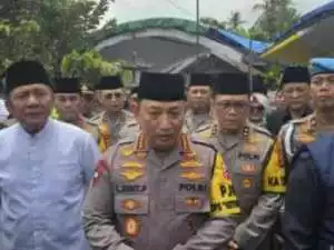 Kapolri Beri Penghargaan Tiket Masuk Polri ke Putri AKP Anm Lusiyanto.