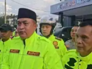 Kapolres Bogor Bersama Forkopimda Didampingi Ketua Bhayangkari Cabang Polres Bogor Serta Jajaran, Berangkatkan Pemudik Gratis Sekaligus Musnahkan Ribuan Botol Miras Hasil Pengungkapan Operasi Ketupat Lodaya 2025 Wilayah Hukum Polres Bogor.