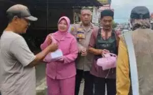 Kapolsek Cibungbulang Bersama Ketua Bhayangkari SubRanting Wilayah Polsek Cibungbulang Giat Peduli, Berbagi Takjil Kepada Pengguna Jalan Yang Akan Berbuka Puasa.