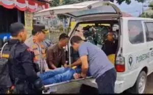 Dengan Sigap Kapolsek Ciawi Beserta Satkeholder Terkait Lakukan Pertolongan Pertama Ke Pemudik Yang Pingsan Saat Antrian Traffugh Light Ciawi.