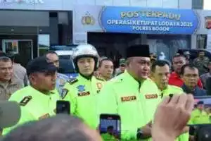 Kapolres Bogor Bersama Forkopimda Didampingi Ketua Bhayangkari Cabang Polres Bogor Serta Jajaran, Berangkatkan Pemudik Gratis Sekaligus Musnahkan Ribuan Botol Miras Hasil Pengungkapan Operasi Ketupat Lodaya 2025 Wilayah Hukum Polres Bogor.