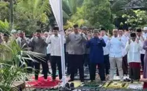 Jokowi dan Iriana Salat Idulfitri di Graha Saba Buana
