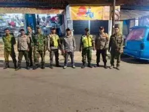 Sinergitas TNI-POLRI Dan Stakeholder Terkait Wilayah Hukum Polsek Ciampe Polres Bogor Giat Cooling Sistem Monitoring Cek Situasi Wilayah Malam Lebaran Hari Pertama, Beri Himbauan Ajak Jaga Kamtibmas Cegah Gangguan Kriminalitas.