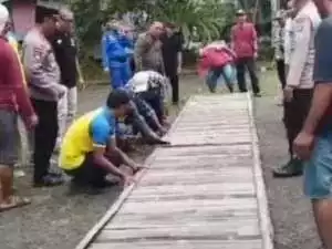 Pungli di Pantai Carita, Akhirnya Jembatan Bambu di Bongkar, Pelaku Pun Diburu Polisi.