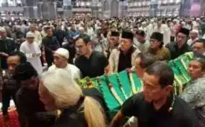 Masjid Istiqlal, Tempat Ray Sahetapy Mualaf dan Disalatkan