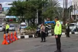 Kapolres Bogor Turun Langsung Bersama Anggota Urai Kemacetan Arus Lalu Lintas URAI Di Gadog Puncak Kabupaten Bogor.