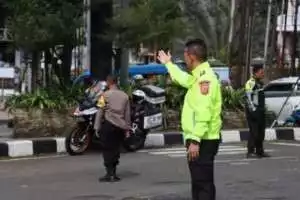 Kapolres Bogor Turun Langsung Bersama Anggota Urai Kemacetan Arus Lalu Lintas URAI Di Gadog Puncak Kab. Bogor.
