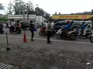 Bhabinkamtibmas Wilayah Hukum Polsek Megamendung Pelayanan PAM Jalur, Antisipasi Kemacetan Arus Balik Dan Wisatawan Yang Masih Berlibur Lebaran.