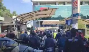 Antusias Sambut Pengampunan Pajak Dedi Mulyadi, Samsat Bogor Diserbu Ribuan Warga