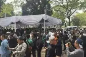 TPU Tanah Kusir Penuh Sesak, Ribuan Pelayat Antar Titiek Puspa