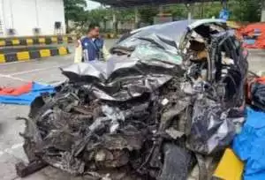 Ikuti Google Maps, Mobil Mewah Terjun dari Ujung Tol Krian-Gresik