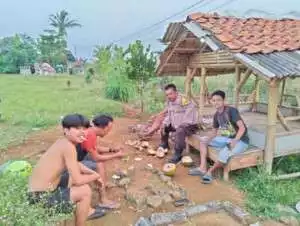 Bhabinkamtibmas Wilayah Hukum Polsek Dramaga Polres Bogor Giat Cooling Sistem Sambang Warga Beri Pesan Ajak Jaga Kondusifitas Cegah Gangguan Kamtibmas.
