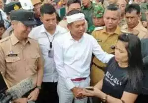 Tinjau Lokasi Longsor Mbah Dalem, Bapak Aing Disambut Warga