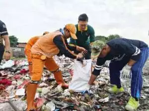 Kelurahan Papanggo Membersihkan Sampahdi Kolong Bawah Tol Jln Wiyoto WiyonoTanjung Priok.