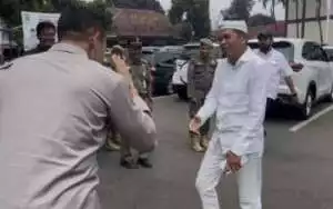 Dedi Mulyadi Datangi Polres Depok, Terkait Pembakaran Mobil Polisi?