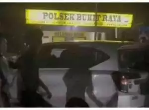 Buntut Polisi Hanya Nonton Wanita Dikeroyok Debt Collector, Kapolsek Bukit Raya Dicopot