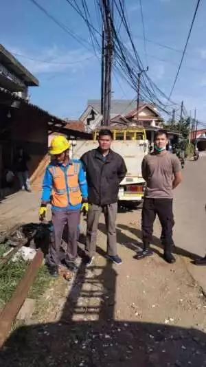 Gercep Polsek Cibinong Tndak Lanjutti Cek TKP Korban Meninggal Akibat Tersengat Jaringan Aliran Listrik.