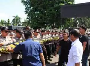 Gercep Polsek Cibinong Tndak Lanjutti Cek TKP Korban Meninggal Akibat Tersengat Jaringan Aliran Listrik.