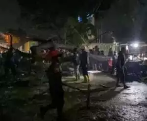 3 Orang Terluka Akibat Pohon Besar Tumbang Menimpa Motor.