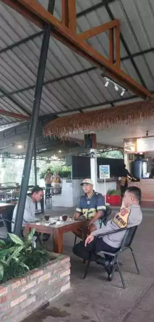 Bhabinkamtibmas Polsek Cijeruk Patroli Sambang Ajak Jaga Kondusifitas Cegah Gangguan Kamtibmas.