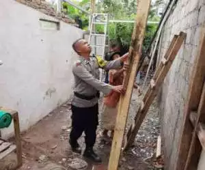 Anggota Polres Wonosobo Renovasi 3 Warga Tak Layak Huni di Desa Wonosobo