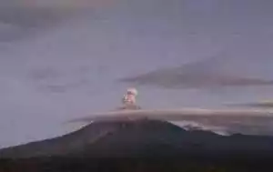 Gunung Semeru luncurkan awan panas sejauh Tiga Kilometer