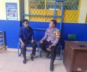 Bhabinkamtibmas Polsek Klapanunggal Sambang Dengan Guru Sekolah Di Wilayah Desa Kembangkuning Menyampaikan Himbauan Kamtibmas.