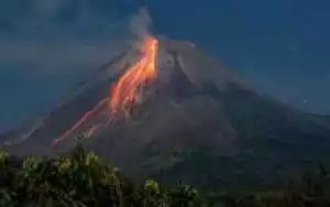 Merapi muntahkan awan panas sejauh 1.500 meter, masyarakat diminta waspada