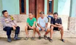 Bhabinkamtibmas Polsek Ciampea bersama Babinsa 2114 Koranil Ciampea, melaksanakan silaturahmi dengan warga, untuk sampaikan pesan kamtibmas.