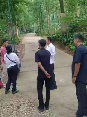 Personil Polsek Cibungbulang Patroli Sambang Tokoh Masyarakat Dialog Ajak Jaga Kondusifitas Cegah Gangguan Kriminalitas.