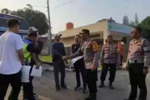 Polsek Cileungsi Berbagi Sarapan Bubur untuk Buruh yang Akan Berangkat ke May Day di Monas.