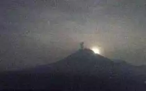 Gunung Semeru kembali erupsi, semburkan abu vulkanik setinggi 800 meter