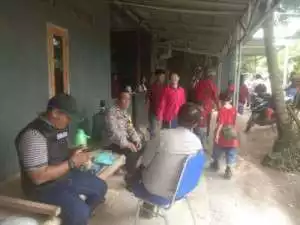 Bhabinkamtibmas Polsek Ciampea bersama Babinsa 2114 Koramil Ciampea, Melaksanakan Sambang Kepada Warga Untuk Sampaikan Pesan Kamtibmas.