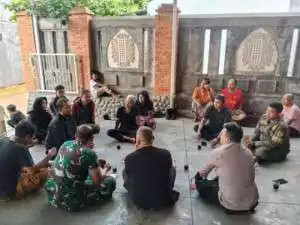 Bhabinkamtibmas Polsek Parung bersinergi dengan TNI menjalin kedekatan Dengan masyarakat Desa binaan.