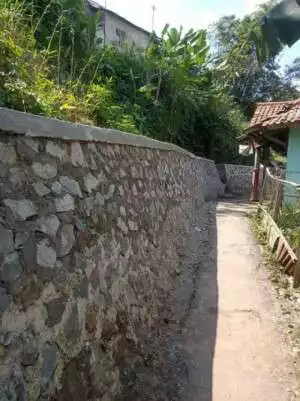 Pembangunan Tembok Penahan Tebing (TPT), Solusi Pencegahan Bencana Tanah Longsor di Desa Leuwimekar.