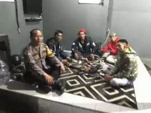 Bhabinkamtibmas Polsek CSR Polres Bogor Kontrol Poskamlinh dan Sampaikan Pesan Kamtibmas.