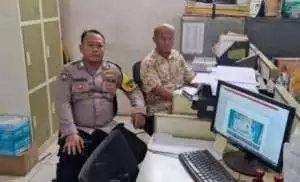 Berikan Himbauan Bhabinkamtibmas Desa Lumpang Polsek Parung Panjang Melaksanakan silaturahmi tukang ojek.
