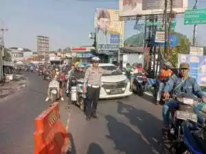 Anggota Polsek Ciampea Polres Bogor Laksanakan Kegiatan Pengaturan lalu lintas.