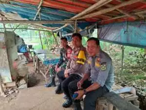 Polsek Parung bersinergi dengan TNI menjalin kedekatan Dengan masyarakat Desa binaan.